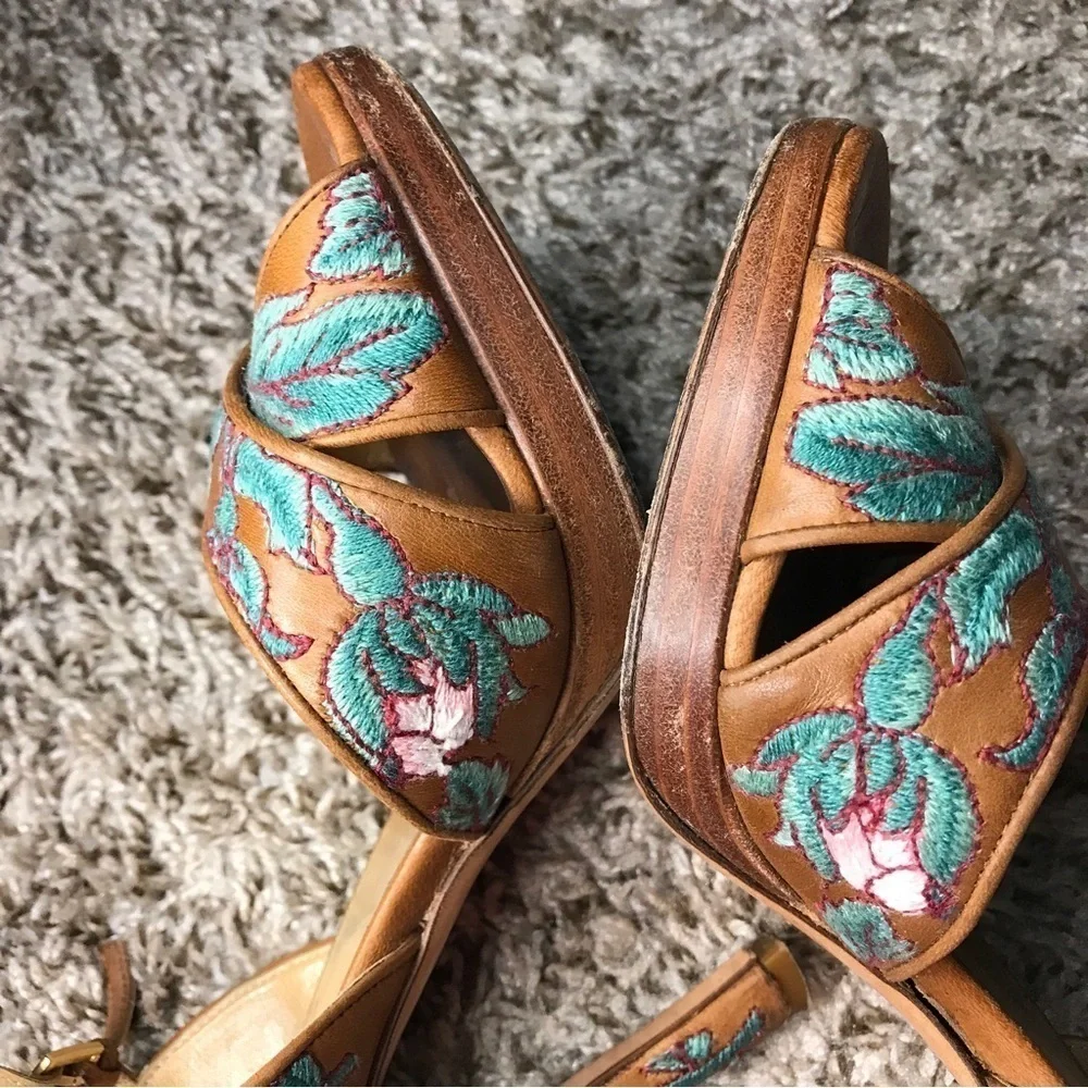 *Vintage* Valentino Garavani women’s pink blue floral embroidered leather heels